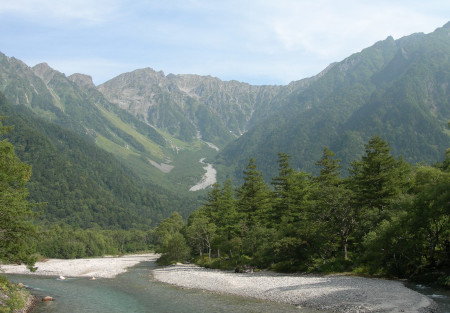 岳沢を見上げる