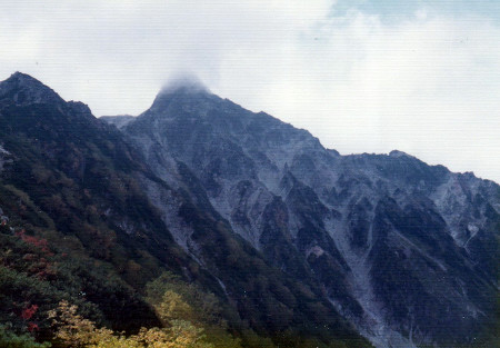 霧のかかった槍ヶ岳山頂