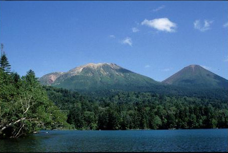 雌阿寒岳