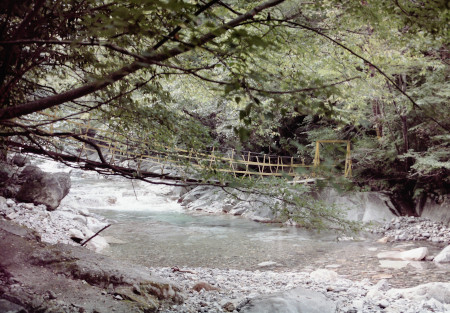 登山口の吊り橋